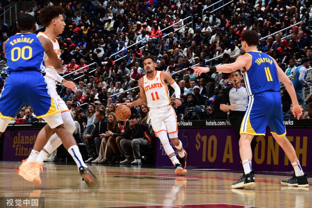 学生踢足球 学生踢足球