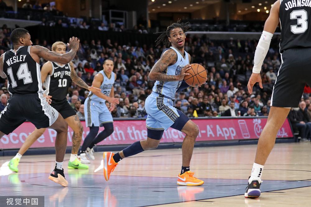 显示出他在 显示出他在